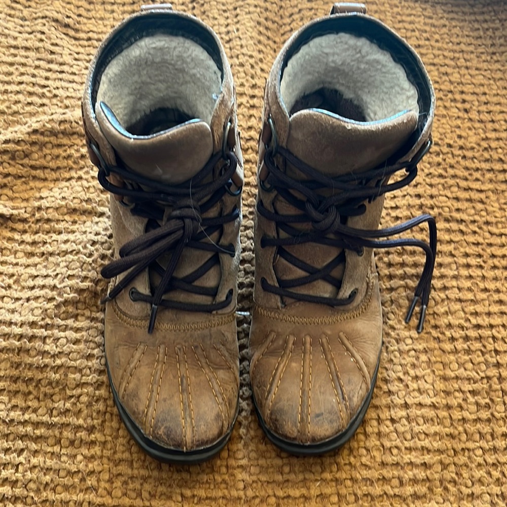 Well loved Ugg Duck Boots